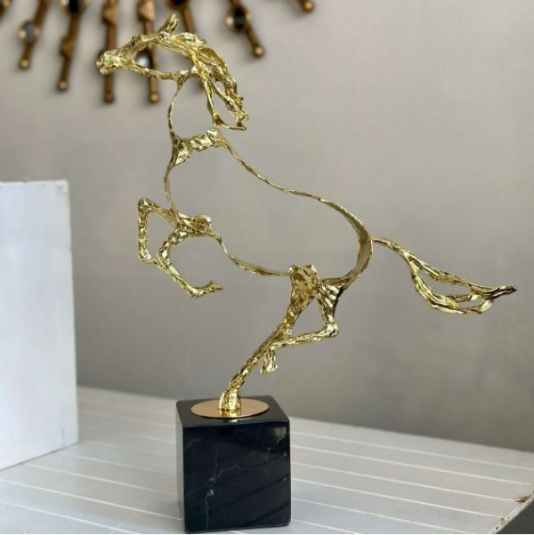 Fenteer Golden Horse Ornament – Elegant Alloy Horse
